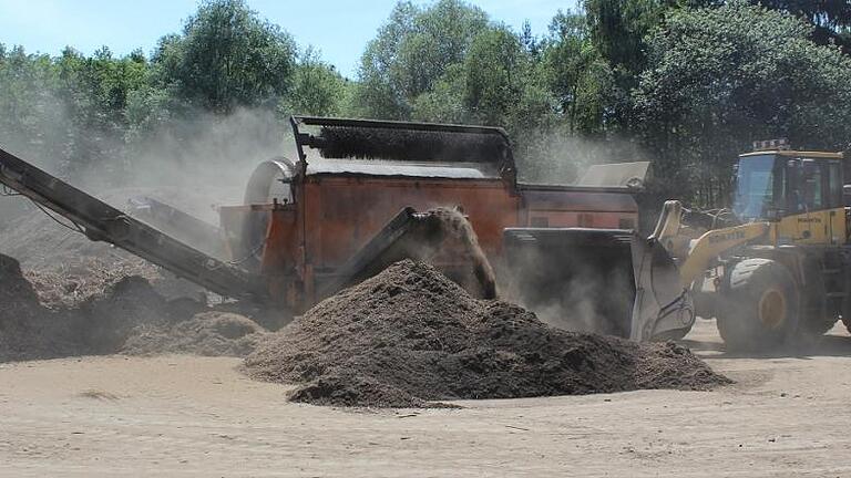 Sammelgut wird wertvoller Rohstoff: Die Schredderanlage im Kompostwerk des Landkreises zerkleinert und sortiert in einem Arbeitsgang Schnittgut in Biomasse (linker Haufen) und feineres Material für die Weiterverarbeitung zu Komposterde (rechter Haufen).