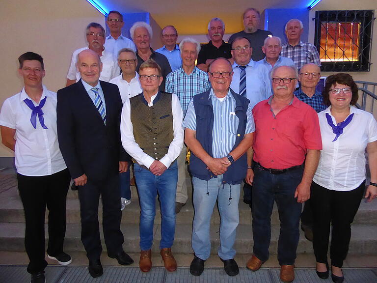 Dem Verein die Treue gehalten. Das Bild zeigt Mitglieder, die dem SVG seit mehr als 50 Jahren angehören mit Steffi Kübler, Eberhard Nuß und Sandra Pfeuffer Dem Verein die Treue gehalten. Das Bild zeigt Mitglieder, die dem SVG seit mehr als 50 Jahren angehören mit Steffi Kübler, Eberhard Nuß und Sandra Pfeuffer