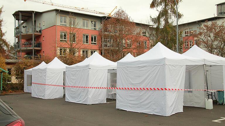 Aufgrund von 19 positiven Corona-Fällen wurde eine Teststrecke vor der Otto-und-Anna-Herold-Altersheimstiftung in Karlstadt aufgebaut. Aufgrund von 19 positiven Corona-Fällen wurde eine Teststrecke vor der Otto-und-Anna-Herold-Altersheimstiftung in Karlstadt aufgebaut.