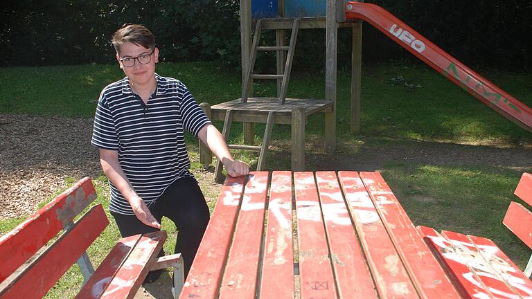 Gemeinderat und Jugendbeauftragter Thomas Mödl machte auf die Beschädigungen am Spielplatz vor der Mehrzweckhalle aufmerksam. Gemeinderat und Jugendbeauftragter Thomas Mödl machte auf die Beschädigungen am Spielplatz vor der Mehrzweckhalle aufmerksam.