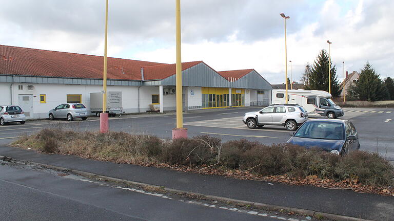 Das Gebäude, in dem früher der REWE-Markt Götzelmann untergebracht war, soll einer neuen Nutzung zugeführt werden. Das Gebäude, in dem früher der REWE-Markt Götzelmann untergebracht war, soll einer neuen Nutzung zugeführt werden.