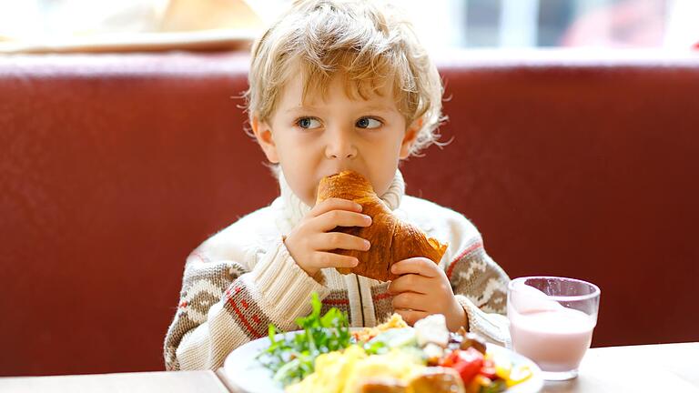 Ein Café in Ostfriesland verbietet den Zutritt für Kinder unter 10 Jahren. Die Würzburger Erziehungsexpertin Caroline Bechmann rät stattdessen zu &nbsp;'ruhigen Tischen' in stilleren Ecken des Restaurants.