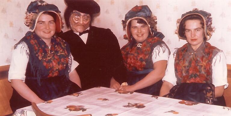 Anneliese Müller, Marianne Wachmer und Anita Bauer gemeinsam mit der Cent-Schöffen Puppe Anneliese Müller, Marianne Wachmer und Anita Bauer gemeinsam mit der Cent-Schöffen Puppe