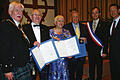 Franken, Schotten und Dunois vereint: Motherwells Provost Jim Robertson, die frischgebackenen Träger der Schweinfurter Stadtmedaille in Silber, Alex Craig, Helen Russell und Gordon Smith, Christophe Caplain, Vize-Bürgermeister von Chateaudun sowie OB Sebastian Remelé beim Festakt in der Rathausdiele (von links).
