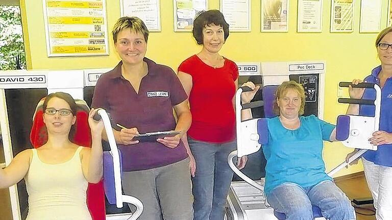 Trainieren für die Wissenschaft: Die Probandinnen Sarah Seufert und Bettina Thiemer (sitzend) werden im &bdquo;Aktivita Gesundheitszentrum&ldquo; von Elke Joachim (rechts) betreut. Mit im Bild Elke Then aus Ostheim und Anna Böhm aus Heustreu, die sich mit ihren Fitness-Clubs ebenfalls an der Aktion &bdquo;2x30 Minuten&ldquo; beteiligen.. Kordwig