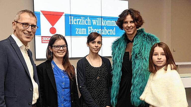 Den großen Förderpreis der Aktion Zeichen setzen erhielt der Verein „I Have A Dream Group“ aus Kirchlauter (Lkr. Haßberge). Auf dem Foto (von links) Main-Post-Chefredakteur Michael Reinhard, Monika Krieger und Katharina Hofmann von der „I Have A Dream Group“ sowie Patin Sabine Bau mit ihrer Tochter Marlene. Den großen Förderpreis der Aktion Zeichen setzen erhielt der Verein „I Have A Dream Group“ aus Kirchlauter (Lkr. Haßberge). Auf dem Foto (von links) Main-Post-Chefredakteur Michael Reinhard, Monika Krieger und Katharina Hofmann von der „I Have A Dream Group“ sowie Patin Sabine Bau mit ihrer Tochter Marlene.