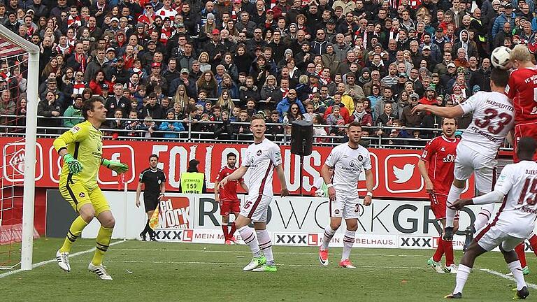 Fussball, 2. Bundesliga, FC Würzburger Kickers - 1. FC Nürnberg - Die Chance zum Siegtreffer: Kickers-Verteidiger Clemens Schoppenhauer (Nummer 5) springt nach einer Ecke von Nejmeddin Daghfous (links hinten) höher als Club-Verteidiger Guido Margreitter. Sein Kopfball geht aber über das Tor von Raphael Schäfer. Fussball, 2. Bundesliga, FC Würzburger Kickers - 1. FC Nürnberg - Die Chance zum Siegtreffer: Kickers-Verteidiger Clemens Schoppenhauer (Nummer 5) springt nach einer Ecke von Nejmeddin Daghfous (links hinten) höher als Club-Verteidiger Guido Margreitter. Sein Kopfball geht aber über das Tor von Raphael Schäfer.