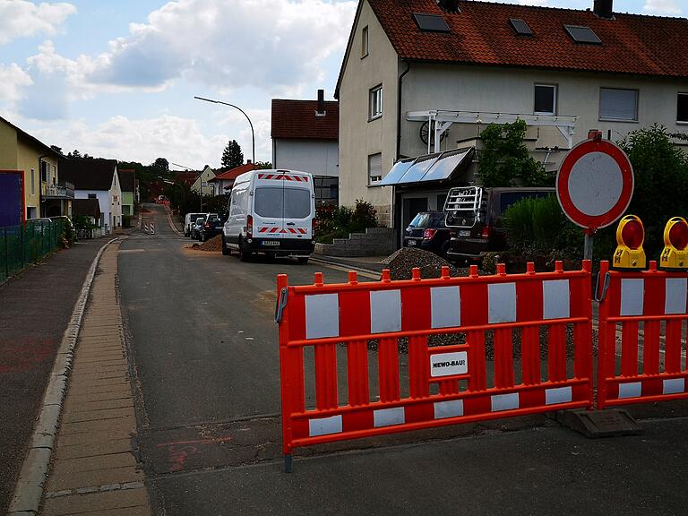 Rund 70 Ausanschlüsse der Kanalisation werden im Vorfeld des Straßenbaus erneuert. Dafür ist die Ortsdurchfahrt für den Durchgangsverkehr gesperrt, die Baufirma muss allerdings gewährleisten, dass die Dankenfelder selbst zu ihren Häusern und zur Arbeit kommen. Das erfordert eine gute Planung und Organisation der Baustelle. Rund 70 Ausanschlüsse der Kanalisation werden im Vorfeld des Straßenbaus erneuert. Dafür ist die Ortsdurchfahrt für den Durchgangsverkehr gesperrt, die Baufirma muss allerdings gewährleisten, dass die Dankenfelder selbst zu ihren Häusern und zur Arbeit kommen. Das erfordert eine gute Planung und Organisation der Baustelle.