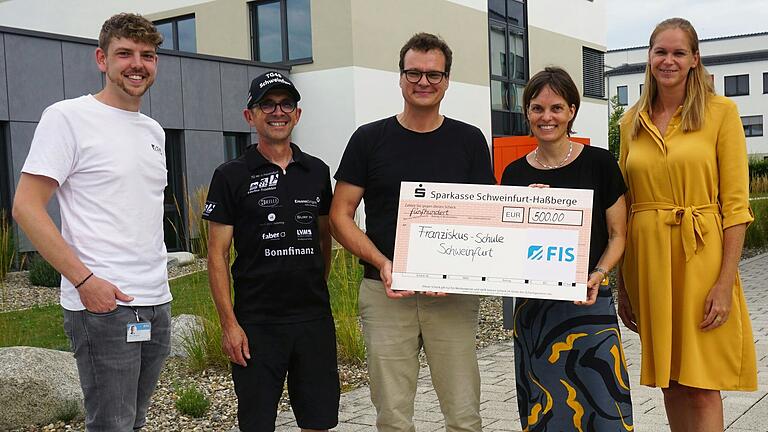 Spende für neue Laufshirts (von rechts): Eva Baumeister, Mitglied der FIS-Geschäftsleitung, Claudia Friedrich, Sportbeauftragte der Franziskus-Schule, Michael Lindt, Konrektor der Franziskus-Schule, Norbert Huhn von der TG48, Abteilung Laufen-Triathlon und Inklusion, und Oliver Wiegand vom FIS-Personalmarketing.