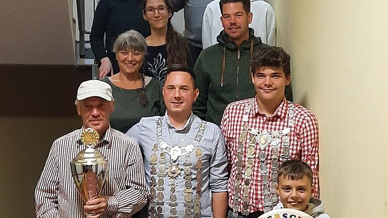 Das Foto zeigt (von links) Josef Lutz, Elke Schmidt, Nadine Högner-Schmidt, Sonja Lindner, Manuel Kaul, Gerhard Krauß, Jochen Bäuerlein, Laurin Klotz, Tim Krönert und Max Strobel.