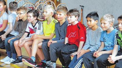 Voll konzentriert: Die Grundschüler verfolgen die gespannt die Ausführungen der Kunstrad-Meister.
