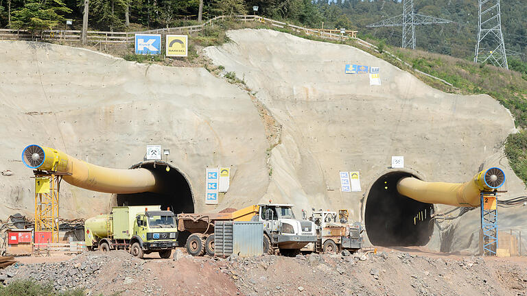 Tunnelbaustelle Deutsche Bahn Hain im Spessart       -  Auf rund zwei Kilometer (einfache Strecke) führt der Panoramawanderweg Falkenberg entlang dem Eisenbahnprojekt „Umfahrungsspange Schwarzkopftunnel“ und bietet Einblicke in die spannenden Facetten einer großen Tunnel-Baustelle.