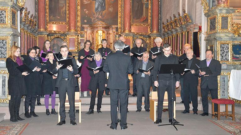 Beeindruckender Auftritt: Der Kammerchor der Sing- und Musikschule mit Solisten in der Klosterkirche in Schönau.