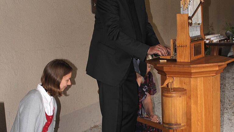 Dieses Instrument kann ein Musiker nicht ohne Helfer spielen: Justus Willberg an der Wasserorgel.