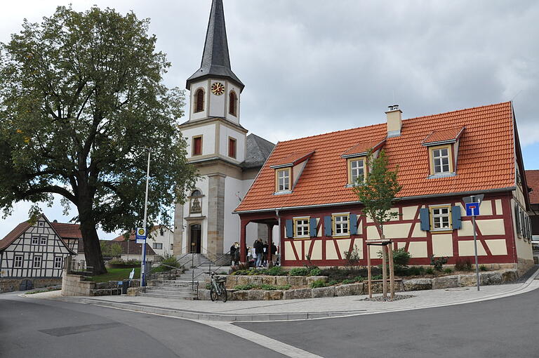 Die Pfarrkirche St. Oswald mit Alter Schmiede im Vordergrund.