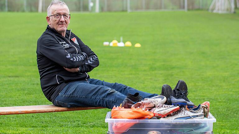 Peter Grunau hatte vergessen, vor dem Auswärtsspiel in Memmingen die Box mit Schuhen der Fußballer des Regionalligisten TSV Aubstadt in den Mannschaftsbus zu laden. Inzwischen kann er über sein Missgeschick lachen.