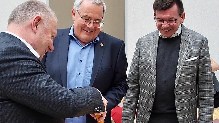 Die Torte durfte Landrat Thomas Bold (links) anschneiden. Ihm zur Seite standen der unterfränkische Bezirkstagspräsident Stefan Funk (Mitte) sowie Bürgermeister Armin Warmuth (rechts). - Die Torte durfte Landrat Thomas Bold (links) anschneiden. Ihm zur Seite standen der unterfränkische Bezirkstagspräsident Stefan Funk (Mitte) sowie Bürgermeister Armin Warmuth (rechts). Die Torte durfte Landrat Thomas Bold (links) anschneiden. Ihm zur Seite standen der unterfränkische Bezirkstagspräsident Stefan Funk (Mitte) sowie Bürgermeister Armin Warmuth (rechts). - Die Torte durfte Landrat Thomas Bold (links) anschneiden. Ihm zur Seite standen der unterfränkische Bezirkstagspräsident Stefan Funk (Mitte) sowie Bürgermeister Armin Warmuth (rechts).