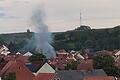 Brand in Theilheim: Eine Rauchsäule steht über den Dächern.