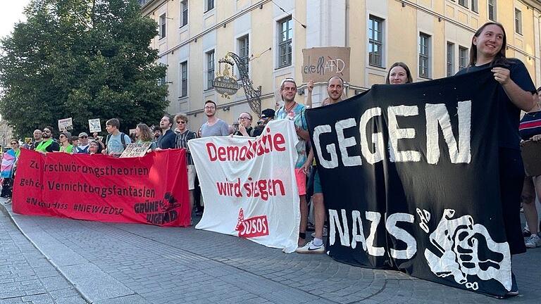 Protest gegen eine von der AfD angemeldete Veranstaltung zum Jahrestag der Messerattacke vom Barbarossaplatz in Würzburg.