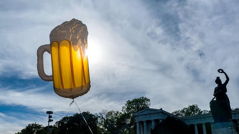 188. Oktoberfest       -  Ein Folienballon hat während des Oktoberfests einen stundenlangen Ausfall auf der S-Bahn-Stammstrecke ausgelöst. (Symbolbild)