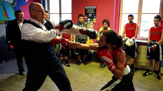 Aktion trotz Anzug: Uwe Hück, Porsche-Betriebsratschef und zweifacher Thaibox-Europameister, trainiert mit Jeremy Bursalioglu, einem der jungen Kämpfer vom Box Team Tommy. Der 1,90-Mann ist das perfekte Vorbild. Was er heute ist, hat er sich hart erkämpft.