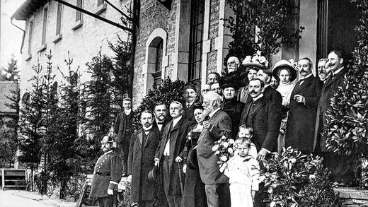 Geschichtsträchtig: Prinz Ludwig von Bayern besuchte das Kitzinger Weingut im Jahr 1909 und posierte im Kreis der damaligen Familie Meuschel für ein Erinnerungsfoto.