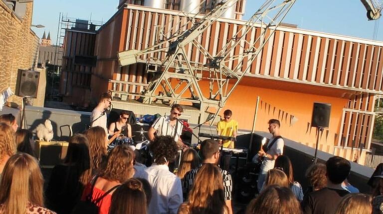 Die 'Konkrete Fete' im Juni auf der Dachterrasse des Würzburger Kulturspeichers. Die 'Konkrete Fete' im Juni auf der Dachterrasse des Würzburger Kulturspeichers.