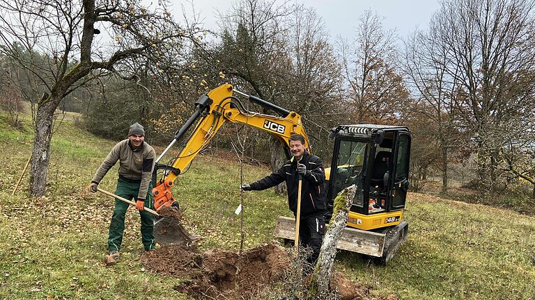 Von links: Dieter Weisenburger, Kreisgruppe des Bund Naturschutzes, und Stefan Metz, Bauhofleiter Markt Bad Bocklet, beim Pflanzen eines Baumes Fotos: Stefanie Tapprogge       -  Von links: Dieter Weisenburger, Kreisgruppe des Bund Naturschutzes, und Stefan Metz, Bauhofleiter Markt Bad Bocklet, beim Pflanzen eines Baumes Fotos: Stefanie Tapprogge