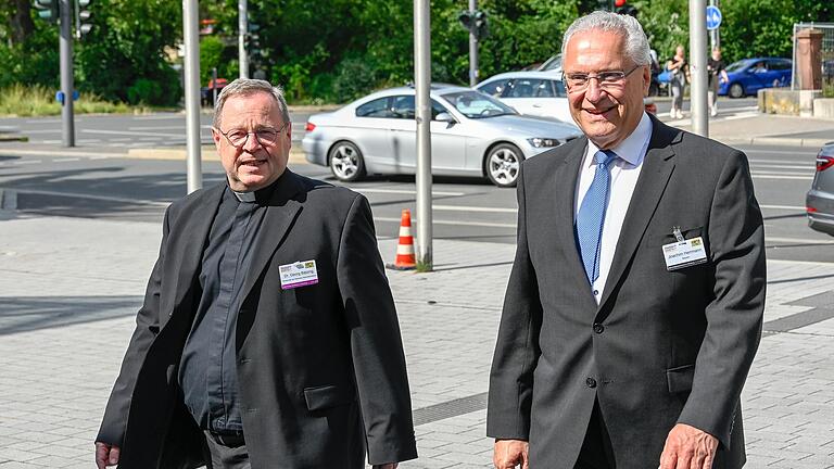 Ankunft in Würzburg: Georg Bätzing, der Vorsitzende der Deutschen Bischofskonferenz (links) und Bayerns Innenminister Joachim Herrmann auf dem Weg ins Congress Centrum. Dort begann am Mittwochabend die dreitätige Innenministerkonferenz.