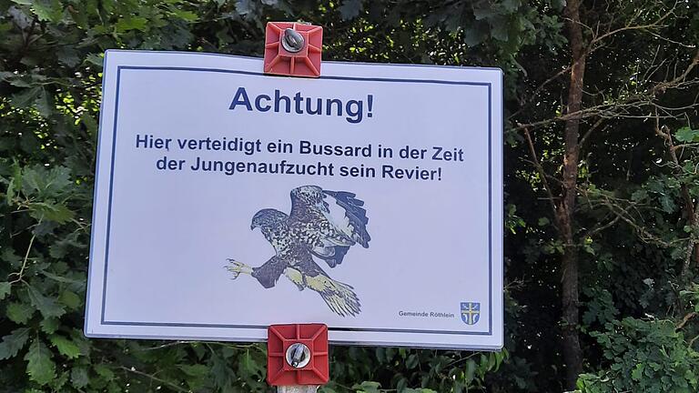 Mit diesem Schild warnt die Gemeinde Röthlein bei einem Waldstück in der Nähe von Heidenfeld vor einem Bussard, der hier während der Brutzeit sein Revier verteidigt. Mit diesem Schild warnt die Gemeinde Röthlein bei einem Waldstück in der Nähe von Heidenfeld vor einem Bussard, der hier während der Brutzeit sein Revier verteidigt.