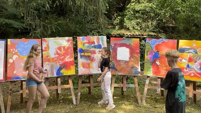 In der Sommerkunstschule von Ronni Zettner werden kleine Künstler ausgebildet. Neun Kinder entdeckten in der ersten Ferienwoche die abstrakte Kunst für sich. Dabei schuf jeder sein eigenes Kunstwerk.&nbsp;