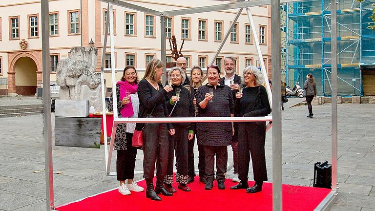 Auf die Eröffnung angestoßen haben (von links): Stadträtin Barbara Lehrieder, Georgia Templiner, Mechthild Hart, Johannes Beck-Neckermann, Anja Günther, Gabriele Kunkel und Jürgen Emmert, Leiter der Abteilung Kunst der Diözese Würzburg und Evelin Neukirchen.