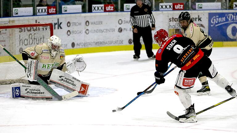 In dieser Szene scheitert Haßfurts Michael Stach. Doch insgesamt kann er Moosburgs Torwart Johannes Probst zwei Mal überwinden. Am Ende siegten er und seine Teamkollegen der Haßfurter Hawks mit 14:2.