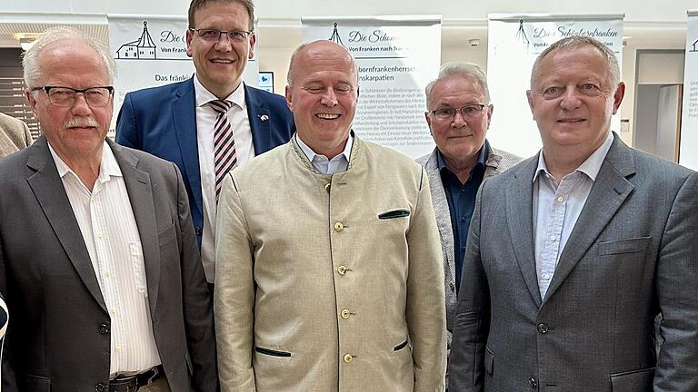 Bei der Ausstellungseröffnung: (von links) wissenschaftlicher Betreuer der Ausstellung, Rudolf Distler, Stiftungsdirektor Heiligenhof Steffen Hörtler, Hartmut Koschyk von der Stiftung „Verbundenheit mit den Deutschen im Ausland“, Dritter Bürgermei...       -  Bei der Ausstellungseröffnung: (von links) wissenschaftlicher Betreuer der Ausstellung, Rudolf Distler, Stiftungsdirektor Heiligenhof Steffen Hörtler, Hartmut Koschyk von der Stiftung „Verbundenheit mit den Deutschen im Ausland“, Dritter Bürgermeister Thomas Leiner und Landrat Thomas Bold.