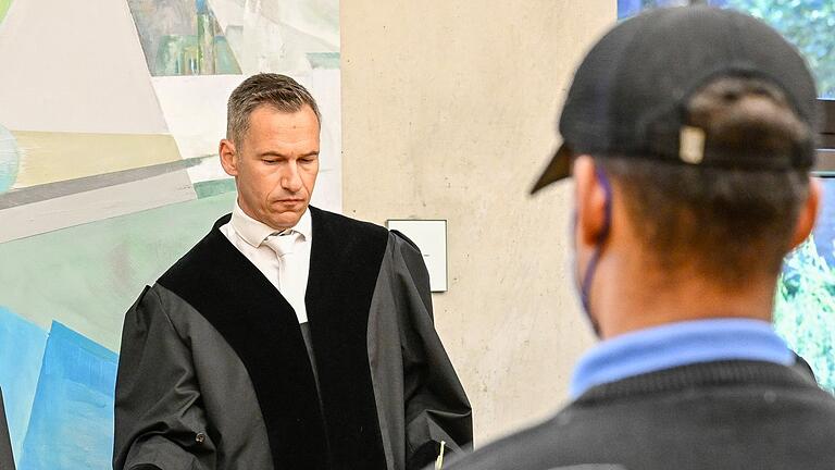 Auch für ihn ein belastendes Verfahren: Richter Thomas Schuster am Landgericht Würzburg vor der Urteilsverkündung im Prozess um die tödlichen Messerstiche vor Stift Haug. Auch für ihn ein belastendes Verfahren: Richter Thomas Schuster am Landgericht Würzburg vor der Urteilsverkündung im Prozess um die tödlichen Messerstiche vor Stift Haug.