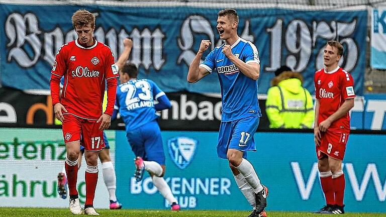 Fussball, 2. Bundesliga, VfL Bochum - FC Würzburger Kickers       -  Freud und Leid: Während die Würzburger Sebastian Ernst (links) und Emanuel Taffertshofer (rechts) bedröppelt dreinblicken, jubeln der Bochumer Torschütze zum 1:0, Tom Weilandt (Nummer 23), und Pawel Dawidowicz.