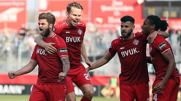 Kickers-Rekordmänner (von links): Dominic Baumann stand bei jedem Saisonspiel auf dem Feld, Sebastian Schuppan bringt es auif die meisten Einsatzminuten, Dave Gnaase wurde am häufigsten ausgewechselt, Caniggia Elva gelang eines von zwei Jokertoren.