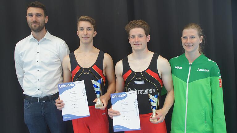 Die beiden Turner Leo Hien (zweiter von links) und Julian Burzer (zweiter von rechts) mit ihren Trainern Jonas Andre und Annika Öttinger.