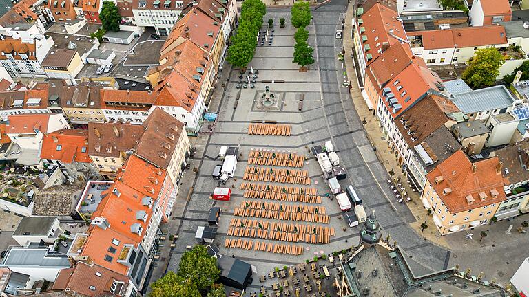 Auf dem Schweinfurter Marktplatz gibt es bereits 15 Bäume. Drei neue sollen nun im Osten (im Bild rechts auf der Höhe der Stände) entstehen, außerdem gibt es eine mobile Begrünung in Kübeln.