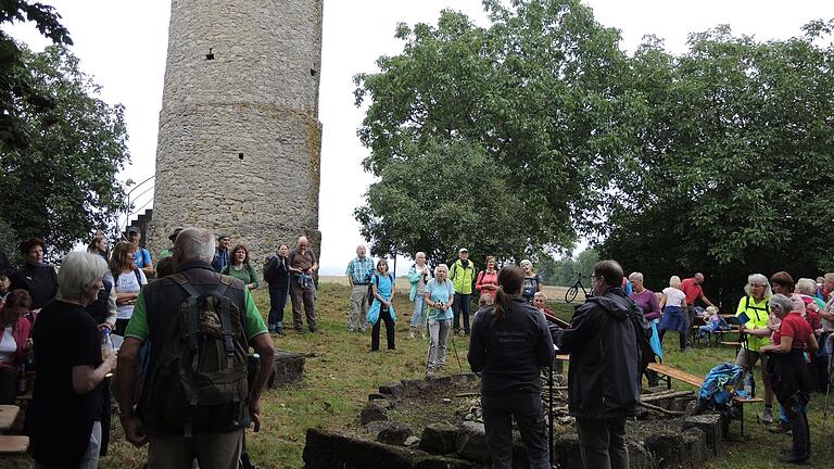 Neben kulinarischen Genüssen an den Höhepunkten gab es auch Gesangseinlagen für die Wanderfreunde mit der Einladung zum Mitsingen, hier am Suhlesturm durch die Frickenhäuser Musikanten; am Segelfliegerheim durch den Sängerverein. Und am Galgenturm trug Sabine Buß mehrmals Sagen vor.