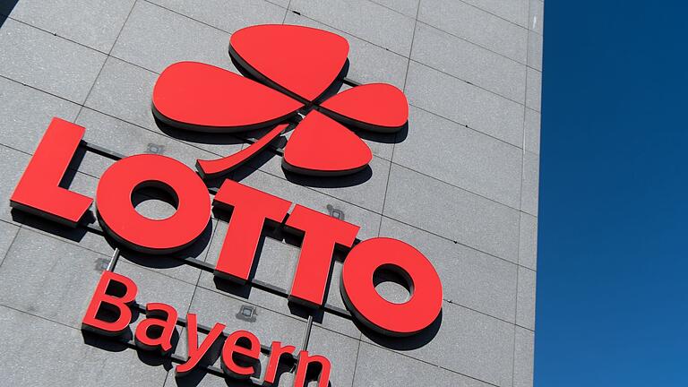 Lotto       -  Das Logo und der Schriftzug 'Lotto Bayern' sind an dem Firmengebäude der Lottozentrale zu sehen.