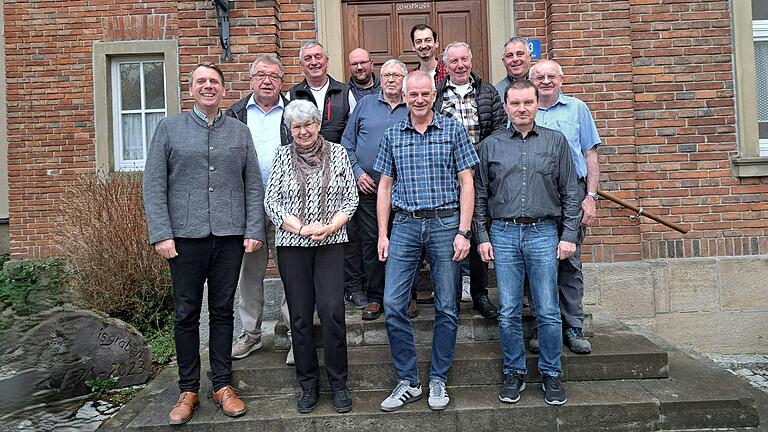Der Vorstand des CSU-Ortsverband Hausen-Roth: CSU-Kreisvorsitzender Christof Herbert, Friedolin Link, Reinhilde Trabert, Georg Martin, Florian Orf, Hartmut Markert, Holger Sopp, David Hauck, Roland Link, Otto Orf, Vorsitzender Frank Eckert und Georg Krenzer.