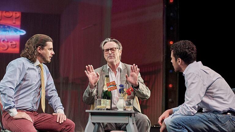 Willy Loman, für Arthur Miller die typische Verkörperung des trügerischen amerikanischen Traums in seinem Drama  'Der Tod eines Handlungsreisenden', predigt seinen Söhnen Geldmachen als Erfolgsrezept fürs Glücklichsein, obwohl er selbst damit schon gescheitert ist. Das berühmte Drama kommt mit Helmut Zierl als Loman am 16. Januar im Rahmen des 34. Theaterrings ins Kurtheater.  Foto: Tom Philippi       -  Willy Loman, für Arthur Miller die typische Verkörperung des trügerischen amerikanischen Traums in seinem Drama  'Der Tod eines Handlungsreisenden', predigt seinen Söhnen Geldmachen als Erfolgsrezept fürs Glücklichsein, obwohl er selbst damit schon gescheitert ist. Das berühmte Drama kommt mit Helmut Zierl als Loman am 16. Januar im Rahmen des 34. Theaterrings ins Kurtheater.  Foto: Tom Philippi