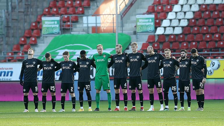 Torhüter Hendrik Bonmann (Fünfter von links) fand nach dem 0:0 der Kickers in Halle deutliche Worte. Torhüter Hendrik Bonmann (Fünfter von links) fand nach dem 0:0 der Kickers in Halle deutliche Worte.
