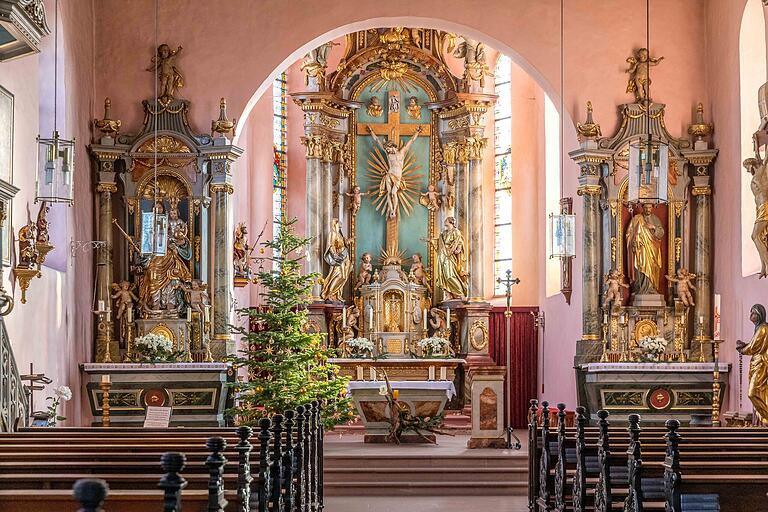 Blick in die Maria-Hilf-Kapelle in Zellingen mit ihren klassizistischen Altären von Peter Wagner, erbaut in den Jahren 1677 bis 1685. Blick in die Maria-Hilf-Kapelle in Zellingen mit ihren klassizistischen Altären von Peter Wagner, erbaut in den Jahren 1677 bis 1685.