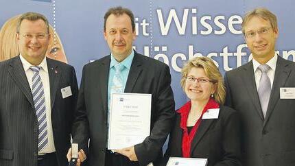 Goldene Ehrennadel: Im Bild von links: IHK-Präsident Dieter Pfister, Harald Kirchner, Marianne Seufert und stellvertretender IHK-Hauptgeschäftsführer Jürgen Bode.