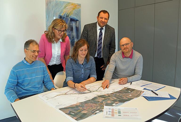 Bei der Besprechung zum Stand der Ortsumgehung Prosselsheim im Würzburger Straßenbauamt, von links: Bernd Vetter, die Prosselsheimer Bürgermeisterin Birgit Börger, Isabell Kuhn, Straßenbau-Bereichsleiter Stefan Lehner und Abteilungsleiter Falk Piller.