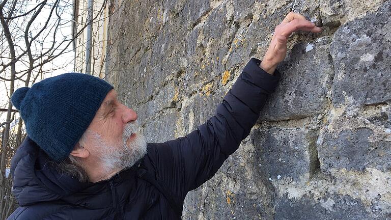 Dr. Joachim Zeune vom Büro für Burgenforschung begleitet die Sanierung der Stadtmauer in Mellrichstadt. Zuletzt nahm er das Bauwerk im vergangenen Februar unter die Lupe.&nbsp;