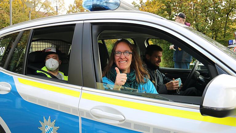 Mit Blaulicht über das Gelände - Jule Schlüter und ihr Mitfahrer Björn Gall sind begeistert von der Fahrt im Einsatzwagen mit Polizist Jörg Jülichs.