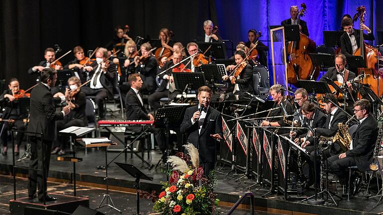 Konzert 'My Way - A Tribute To Frank Sinatra' im CCW mit Sänger Tom Gaebel, dem Philharmonischen Orchester des Mainfranken Theaters Würzburg, der Big Band Würzburg, dirigiert von Enrico Calesso .